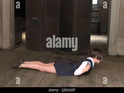 Une petite fille garde des exercices de forme dans son uniforme d'école robe chasuble (Miss Critchley's School, Londres). Version colorisée de : 10169120 Date : début 1930s Banque D'Images