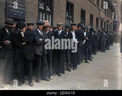 Des hommes de la classe ouvrière sans emploi qui font la queue pour le Dole pendant la Dépression, Londres, Angleterre. Version colorisée de : 10168353 Date : début 1930s Banque D'Images