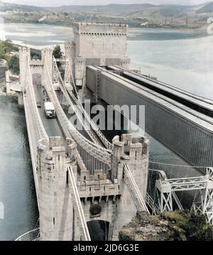 Le pont suspendu du château de Conway (Conwy), Gwynedd, au nord du pays de Galles, a été conçu par Thomas Telford et terminé en 1826. Version colorisée de : 10168466 Date : début 1930s Banque D'Images