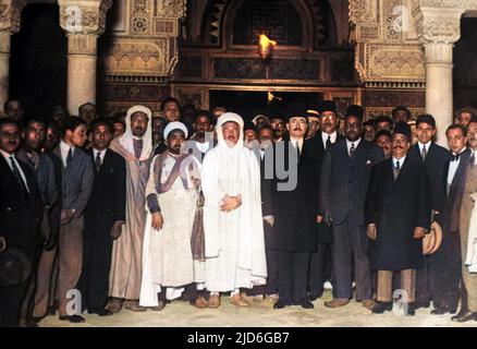 Un groupe d'hommes musulmans dans une mosquée à Paris, en France. Version colorisée de : 10169187 Date : début 1930s Banque D'Images