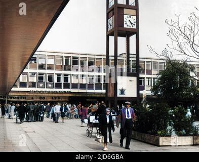 Ce centre commercial piétonnier de Stevenage New Town, Hertfordshire, en Angleterre, fut le premier en Angleterre, ouvert en 1959. C'était également la première ville désignée en 1946. Version colorisée de : 10174381 Date : juil-66 Banque D'Images