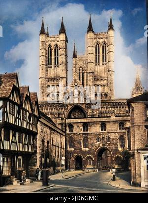 Cathédrale de Lincoln, Lincoln, Lincolnshire, Angleterre, fondée par l'évêque normand Remigius en 1086. Version colorisée de : 10184253 Date: 1940s Banque D'Images