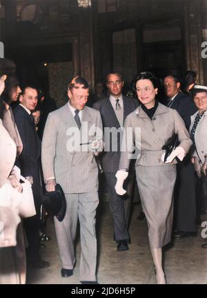 Photographie du duc 1894-1972 et de la duchesse de Windsor 1896-1986 qui marchent ensemble. Le duc de Windsor a choisi d'abdiquer le trône en 1936 pour épouser le Wallis Simpson divorcé. Séparés de la famille royale britannique, ils vivaient en France et aux Bahamas et étaient des célébrités sur la scène sociale internationale. Version colorisée de : 10215590 Date: 1954 Banque D'Images