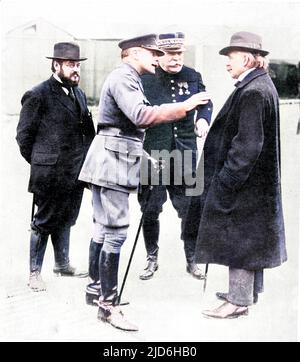 Rencontre entre les dirigeants politiques et militaires des alliés en France, 1916. Le groupe comprend le maréchal Sir Douglas Haig (1861-1928), commandant en chef de l'armée britannique et le général Joseph Joffre (1852-1931), commandant de l'armée française. Le secrétaire britannique à la guerre et, plus tard, le premier ministre David Lloyd George (1863-1945) avec le ministre français des munitions, Albert Thomas. Version colorisée de : 10219677 Date: 1916 Banque D'Images