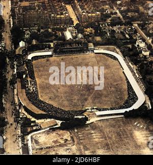 Photographie aérienne du terrain de cricket de Lord lors du deuxième match de test entre l'Angleterre et l'Australie, 11th juin 1921. Ce jour-là, 30 000 spectateurs se sont entassés dans Lord, mais des centaines de personnes déçues ont été laissées à l'extérieur des portes, comme on peut le voir à gauche de l'image. Version colorisée de : 10218979 Date: 1921 Banque D'Images