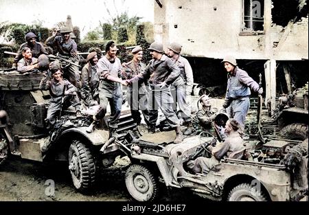 La rencontre entre les troupes américaines (à droite avec la jeep) et les troupes canadiennes (à gauche avec la demi-piste) pour marquer la fermeture de la «poche falaise» sur la route entre falaise et Argentan, France, 1944. En comblant le fossé à falaise, les forces alliées avaient achevé leur tentative d'encercler la cinquième Armée allemande et la septième Armée Panzer. Version colorisée de : 10218156 Date: 1944 Banque D'Images