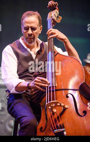 15 juin 2022, Wilmington, Delaware, États-Unis : June15, 2022, Wilmington DE- 5 Time Grammy Winner, bassiste de jazz, STANLEY CLARKE, en concert au Clifford Brown Jazz Festival qui s'est tenu dans l'historique Rodney Square à Wilmington Delaware (Credit image: © Ricky Fitchett/ZUMA Press Wire) Banque D'Images