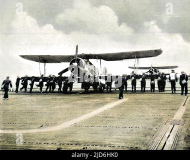 Fairey torpille-bombardiers 'espadon' sur le pont de vol du HMS 'Battler', un transporteur d'escorte britannique, 1943. Version colorisée de : 10220046 Date: 1943 Banque D'Images