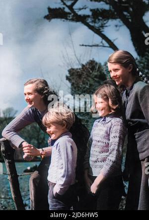 DAPHNE DU MAURIER romancier et écrivain anglais, auteur de 'Rebecca' et 'Jamaica Inn' en photo avec ses enfants, Christian, Flavia et Tessa en 1947. Version colorisée de : 10231739 Date: 1907 - 1989 Banque D'Images