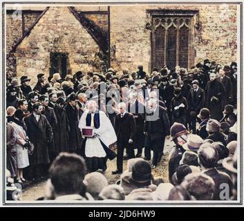 L'enterrement du coeur de Thomas Hardy parmi son propre peuple: Le vicaire de Stinsford dans Dorset ('Melstock' de 'sous l'arbre Greenwood') portant le cercueil le contenant, avec les amateurs y compris le frère de romanciers, de l'église à la tombe. Les cendres de Hardy ont été entrecrouées à l'abbaye de Westminster dans le coin du poète. Version colorisée de : 10224231 Date: 1928 Banque D'Images