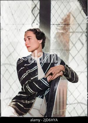 Un portrait de studio glamour de Bessie Wallis Warfield Simpson, plus tard duchesse de Windsor (1896-1986), socialite américaine. Née au Blue Ridge Summit, en Pennsylvanie, elle a divorcé de son second mari, Ernest Simpson, afin d'épouser Edward VIII qui a abdiqué le trône en décembre 1936 pour l'épouser. Version colorisée de : 10224209 Date: 1936 Banque D'Images