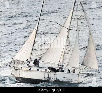 Sir Robin KNOX-Johnston et son sketch de 32 pieds Suhaili, après avoir effectué un voyage de 312 jours sans escale d'une seule main dans le monde entier. Version colorisée de : 10283577 Date: 21 avril 1969 Banque D'Images