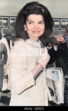 Jacqueline Kennedy, lors d'une visite à Londres en 1966, est photographiée en portant un exemplaire du magazine « London Life » qui a duré seulement deux ans entre 1965 et 1966, mais qui a fait la chronique de la vie et des temps de Londres balançoire des années soixante. Version colorisée de : 10425282 Date: 1966 Banque D'Images