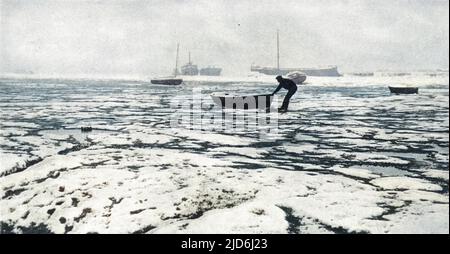 Une scène pendant le grand gel de 1947, l'un des hivers les plus durs connus en Grande-Bretagne. À Leigh-on-Sea, dans l'Essex, on voit un bateau qui sauve son canot de la glace encerclée qui fait de l'estuaire de la Tamise un paysage polaire. Ce n’est qu’en déplaçant leur embarcation toutes les vingt-quatre heures que les propriétaires de bateaux pourraient espérer s’assurer qu’ils échapperaient aux dommages causés par la pression de la glace. Version colorisée de : 10270904 Date: 1947 Banque D'Images