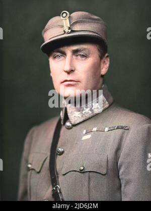 Le roi Olav de Norvège (1903 - 1991), né le prince Alexandre Edward Christian Frederik, fils du prince Carl du Danemark et de la princesse Maud de Grande-Bretagne. Il devint connu sous le nom de Prince Olav lorsque son père devint roi Haakon de Norvège en 1905. Il a régné comme un monarque bien-aimé de 1957 à 1991. Sportif renommé, il a excellé dans le saut à ski et a remporté l'or olympique à Amsterdam en 1928 pour la voile. Il était le dernier petit-enfant survivant du roi Édouard VII et de la reine Alexandra lorsqu'il mourut en 1991. Version colorisée de : 10239584 Date: c.1940 Banque D'Images