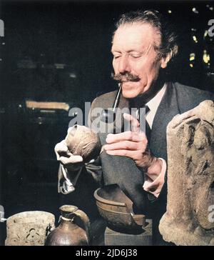 Portrait de Sir Mortimer Wheeler (1890 - 1976), archéologue et radiodiffuseur, assis à son bureau à l'Académie britannique. Par le biais de la télévision, Wheeler a réussi à apporter le sens de l'archéologie et une connaissance de l'antique à un très grand public et ainsi est devenu l'une des plus grandes étoiles de la télévision. Il a été brigadier au débarquement de Salerne en 1943 et a remporté le M.C. en 1917 en tant que commandant de batterie, et a été président de la Société des antiquaires et secrétaire de l'Académie britannique. La civilisation romaine était son sujet particulier, et il était professeur d'archéologie de la Banque D'Images