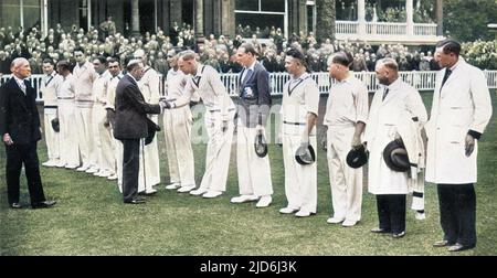 Le roi George V, accompagné de Lord Cromer, président du M.C.C et de M. R.E.S Wyatt, le capitaine, se serre la main avec les joueurs de merlu anglais de Lord's. De gauche à droite :- M. C.F Walters, H. Sutcliffe, M. K Farnes, W.R Hammond, L.E.G Ames, G. Geary, H. Verity, W.E Bowes (mains tremblantes), M.S Nichols (douzième homme), M. Leyland, E. Hendren, et les deux arbitres, Hardstaff et Chester. L'équipe a gagné le premier Test Match à Lord's depuis 1896. Version colorisée de : 10294908 Date: Juin-34 Banque D'Images