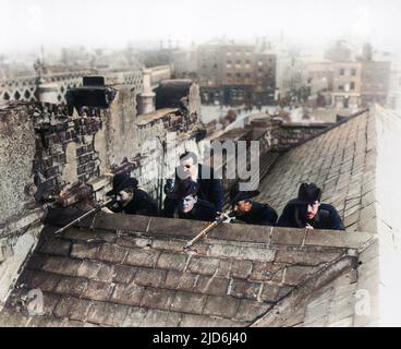 Soldats de l'Armée citoyenne irlandaise sur les toits de Dublin avant la montée de Pâques de 1916. L'Armée citoyenne irlandaise était un petit groupe de volontaires formés établis à Dublin dans le but de protéger les manifestations de travailleurs contre la police. Version colorisée de : 10236995 Date: 1916 Banque D'Images