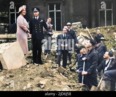 Le roi George VI et la reine Elizabeth sont photographiés au milieu des décombres du palais de Buckingham à la suite de raids aériens allemands pendant le Blitz, le 1940 septembre. Le palais a subi des dégâts à la bombe le 8 septembre et le matin du 13th septembre, le roi et la reine étaient en résidence lorsqu'une bombe a été déposée dans le Quadrangle. Ils se sont échappés sans douleur, mais un ouvrier a été tué. Version colorisée de : 10435803 Date: 1940 Banque D'Images