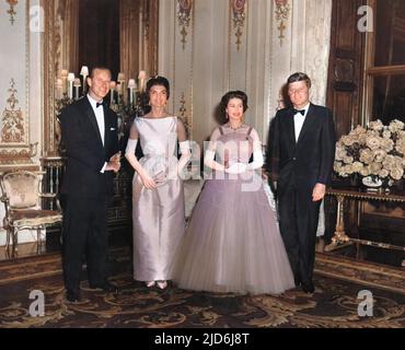 Le président John F Kennedy et son épouse Jackie, photographiés avec la reine Elizabeth II et le prince Philip, duc d'Édimbourg, lors d'un dîner d'État donné au palais de Buckingham lors d'une visite des Kennedys à Londres. Version colorisée de : 10513552 Date: 1961 Banque D'Images