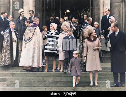 Les membres de la famille royale quittent la chapelle Saint-Georges, à Windsor, après avoir assisté au service de Noël. Au premier plan, la reine Elizabeth II tient la main de son plus jeune fils, le prince Edward (comte de Wessex), alors qu'elle parle à son mari, le prince Philip, duc d'Édimbourg. Derrière le prince Edward se trouve le prince Andrew (duc de York) avec sa grand-mère, la reine Elizabeth, la reine mère, tandis que sa sœur, la princesse Anne, tremble les mains avec un prélate non identifié. En haut à gauche se trouve Angus Ogilvy avec sa femme, la princesse Alexandra de Kent, qui parle à Lord Snowdon. À côté de Snowdon, il a gagné, Banque D'Images