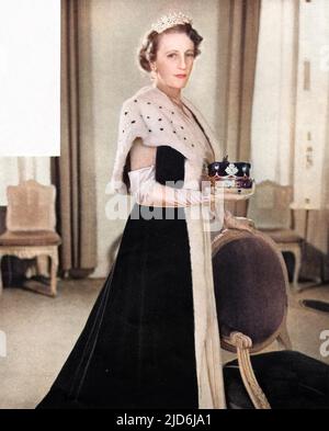 Lady Delamere (1906 - 1979), anciennement Ruth Mary Clarisse Ashley (sœur d'Edwina Ashley, comtesse Mountbatten) portant l'un des nouveaux peignoirs pour les péeresses conçus par Norman Hartnell pour le couronnement de la reine Elizabeth II en 1953. En dessous, sa robe, également par Hartnell, est de blanc marocain brodé avec des perles d'or. Version colorisée de : 10512189 Date: 1953 Banque D'Images
