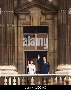 Une longue photo montrant l'avenir de la reine Elizabeth II avec sa fiancée, le lieutenant Philip Mountbatten, qui agite les foules depuis le balcon de Buckingham Palace après l'annonce de leur engagement en juillet 1947. Version colorisée de : 10530099 Date: 1947 Banque D'Images