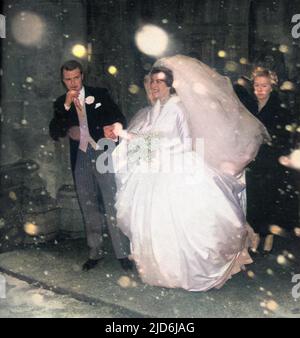 Lady Pamela Mountbatten (née en 1929), fille plus jeune de Lord Louis Mountbatten, émergeant avec son marié, David Hicks (1929 - 1998) de l'abbaye de Romsey lors d'une tempête de neige le jour de leur mariage, le 13th janvier 1960. Version colorisée de : 10528122 Date: 1960 Banque D'Images
