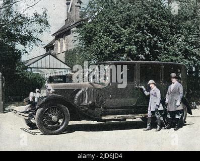 Mme Garner, de la Drive, Snaresbrook, Essex (maintenant partie de Londres E17) posant avec son Rolls Royce Phantom, monté avec une limousine fermée par Mulliner, Northampton. Le Drive est toujours une adresse très prestigieuse peuplée de personnes qui peuvent se permettre des voitures très chères! Version colorisée de : 10587540 Date: 1927 Banque D'Images