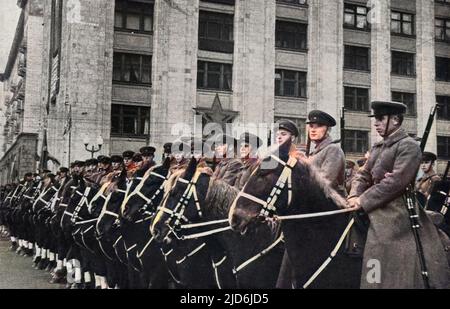 Suivant la tradition cosaque de l'époque de la Russie tsariste, l'armée de l'URSS en 1939 maintenait encore un bras de cavalerie fort. Ce régiment, aligné sur la place Rouge, Moscou, est intelligemment montré. Version colorisée de : 10582991 Date: 1939 Banque D'Images