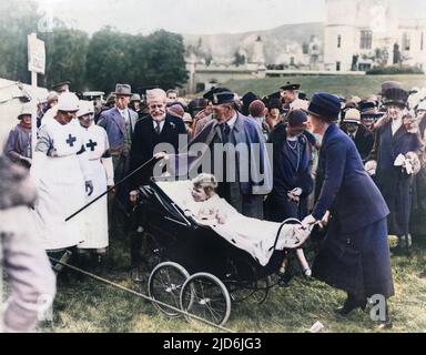 Princesse Elizabeth dans un pram. La future reine Elizabeth II dans un pram poussé par sa nounou Clara Knight et accompagné de son grand-père, le roi George V. assistant à une fête à Balmoral le 12th septembre 1927. Version colorisée de : 10582290 Date: 1927 Banque D'Images