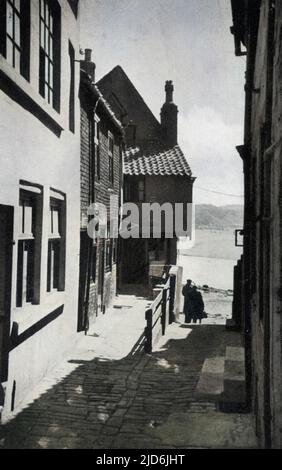 Vue sur Tin Ghaut, une petite rue de Whitby, dans le North Yorkshire. « Ghaut » est un mot hindi, signifiant « grands pas menant à la rivière », et « Tin » est l'abréviation de « The inn » dans le Yorkshire. Version colorisée de : 10084108 Date: 1940s Banque D'Images