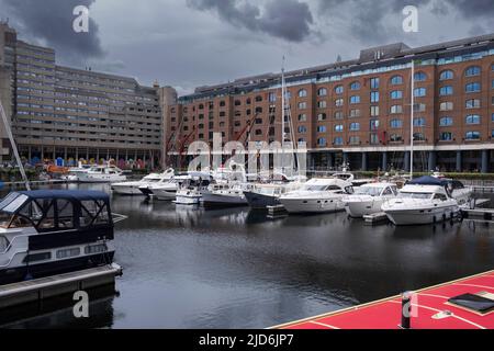 St Katharine Docks est un ancien quai et maintenant un quartier mixte dans le centre de Londres, dans le quartier de London Borough of Tower Hamlets Banque D'Images