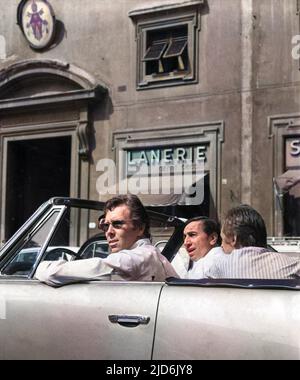 Anthony Armstrong Jones (1st Earl Snowdon) (1930 - 2017) - photographié avec des amis à l'extérieur du Palais de l'Archevêque sur la Piazza San Giovanni à Florence. Photographe et réalisateur anglais, il est marié à la princesse Margaret, fille plus jeune du roi George VI et sœur plus jeune de la reine Elizabeth II Version colorisée de : 10528658 Date: Vers 1965 Banque D'Images