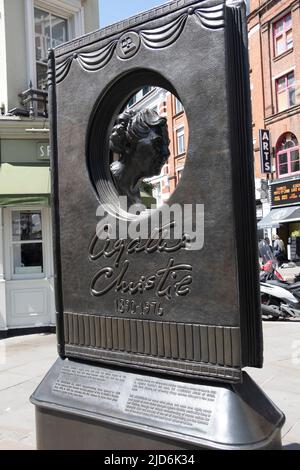 Monument en bronze Agatha Christie à Leicester Square, Londres Banque D'Images