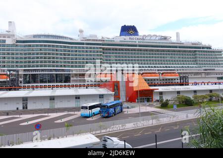 18 novembre 2021 - Santa Cruz de Ténérife, îles Canaries, Espagne : bateau de croisière IONA par P&O dans le port de la ville Banque D'Images