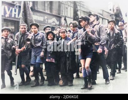 Un groupe d'enfants prenant part à la parade du jour de mai à Moscou 1929 version colorisée de : 10152648 Date: 1929 Banque D'Images