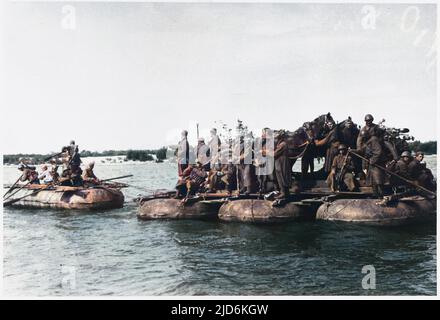 Les troupes de soutien soviétique traversent la Volga en radeau. Version colorisée de : 10059625 Date: 1942-43 Banque D'Images