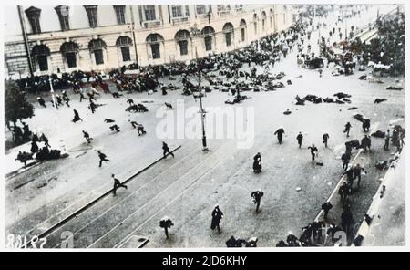 Les troupes gouvernementales ouvrent le feu sur des manifestants à Nevsky Prospekt, Petrograd version colorisée de : 10176329 Date : juil-17 Banque D'Images
