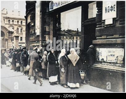 RÉVOLUTION RUSSE - Queuing for food, rue Tverskaya, Moscou. Version colorisée de : 10013313 Date : septembre 17 Banque D'Images