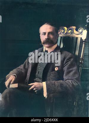 Sir Edward William Elgar, 1st Baronet, OM, GCVO (1857-1934), compositeur anglais. Il a composé des oratorios, de la musique de chambre, des symphonies, des concertos instrumentaux et des chansons, Et a été nommé Maître du Roi Muick en 1924. Il est surtout connu pour les variations d'Enigma et les Marches de Pomp et de circonstance. Vu ici assis dans une chaise avec un livre sur son genou. Version colorisée de : 10410386 Date: 1909 Banque D'Images