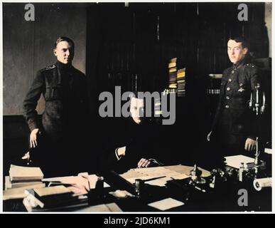 ALEKSANDR FYODOROVICH KERENSKY dirigeant révolutionnaire russe avec deux de ses assistants en 1917 version colorisée de: 10070623 Date: 1881 - 1970 Banque D'Images