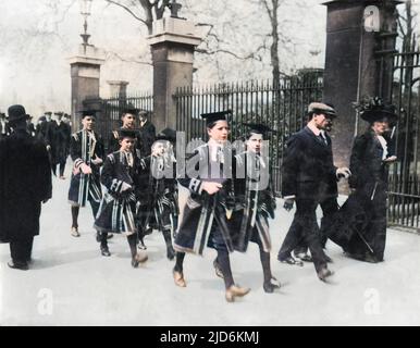 Sept choristes de garçons royaux de la chapelle se rendent dans la rue en direction de Buckingham Palace pour un service 11 heures sur 24, à l'occasion du retour du roi à Londres. Le chœur royal de la Chapelle existe depuis avant la conquête normande -- les uniformes d'État distinctifs vus dans cette photographie datent du règne de Charles II Le chœur se compose de six chanteurs masculins adultes et de dix garçons. Version colorisée de : 10410512 Date: Vers 1910 Banque D'Images