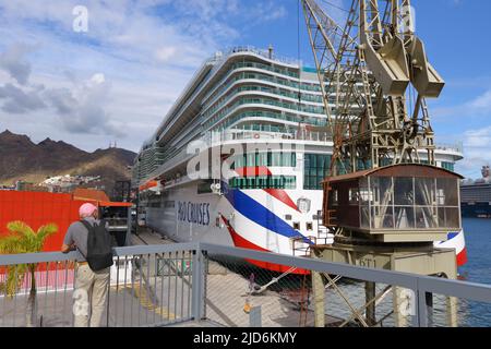 18 novembre 2021 - Santa Cruz de Ténérife, îles Canaries, Espagne : bateau de croisière IONA par P&O dans le port de la ville Banque D'Images
