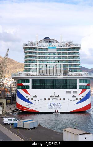 18 novembre 2021 - Santa Cruz de Ténérife, îles Canaries, Espagne : bateau de croisière IONA par P&O dans le port de la ville Banque D'Images