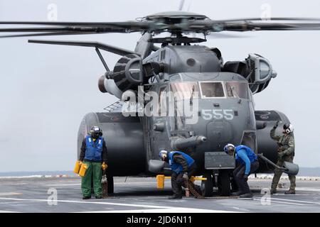 Les marins affectés à l'USS Gerald R. Ford (CVN 78) retirent des cales et des chaînes d'un dragon de mer MH-53E, attaché à la « Vanguard » de l'escadron des contre-mesures de la mine d'hélicoptères (HM) 14, sur le pont de vol, 6 juin 2022. Ford est en cours dans l'océan Atlantique et procède à une évaluation de la Commission d'inspection et d'arpentage (INSURV) afin de signaler l'état de préparation du navire et de s'assurer que tous les espaces et l'équipement sont conformes aux normes de la Marine. (É.-U. Photo de la marine par le spécialiste des communications de masse 3rd classe Jackson Adkins) Banque D'Images