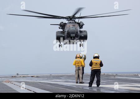 Des marins affectés à l’USS Gerald R. Ford (CVN 78) assistent un dragon de mer MH-53E, attaché à l’escadron 14 des contre-mesures de la mine d’hélicoptères « Vanguard », à l’atterrissage sur le pont de vol, 16 juin 2022. Ford est en cours dans l'océan Atlantique et procède à une évaluation de la Commission d'inspection et d'arpentage (INSURV) afin de signaler l'état de préparation du navire et de s'assurer que tous les espaces et l'équipement sont conformes aux normes de la Marine. (É.-U. Photo de la marine par le spécialiste des communications de masse 3rd classe Jackson Adkins) Banque D'Images