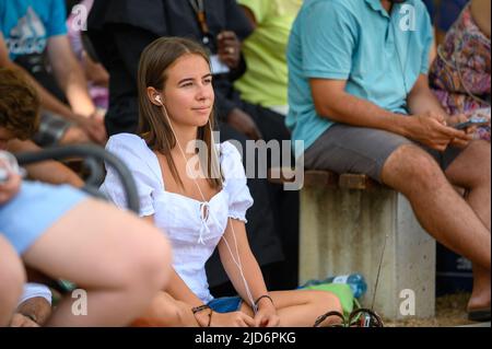 Les jeunes écoutent une catéchèse pendant Mladifest 2021 – le festival de la jeunesse – à Medjugorje. Banque D'Images