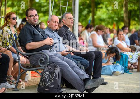 Prêtres, entre autres pèlerins, à l'écoute d'une catéchèse pendant Mladifest 2021 - le festival de la jeunesse - à Medjugorje. Banque D'Images