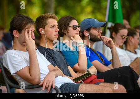 Les jeunes écoutent une catéchèse pendant Mladifest 2021 – le festival de la jeunesse – à Medjugorje. Banque D'Images